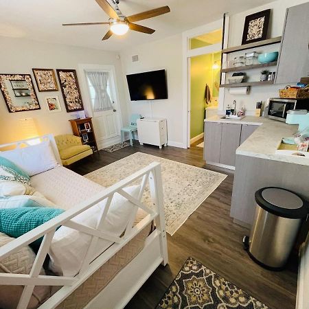 Coastal Chic Suite With Kitchenette And Private Entrance St. Petersburg Dış mekan fotoğraf